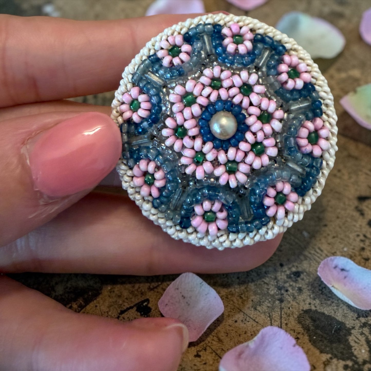 Spilla in micro perline cucita a mano, primi ‘900
