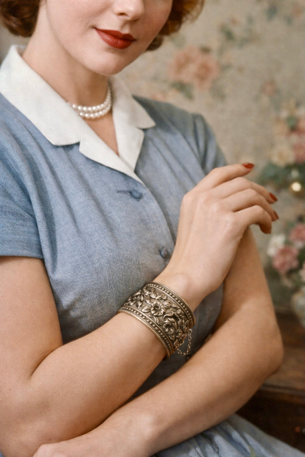 Bracciale romantico floreale rigido a fascione alto, placcato argento, anni ‘40-‘50