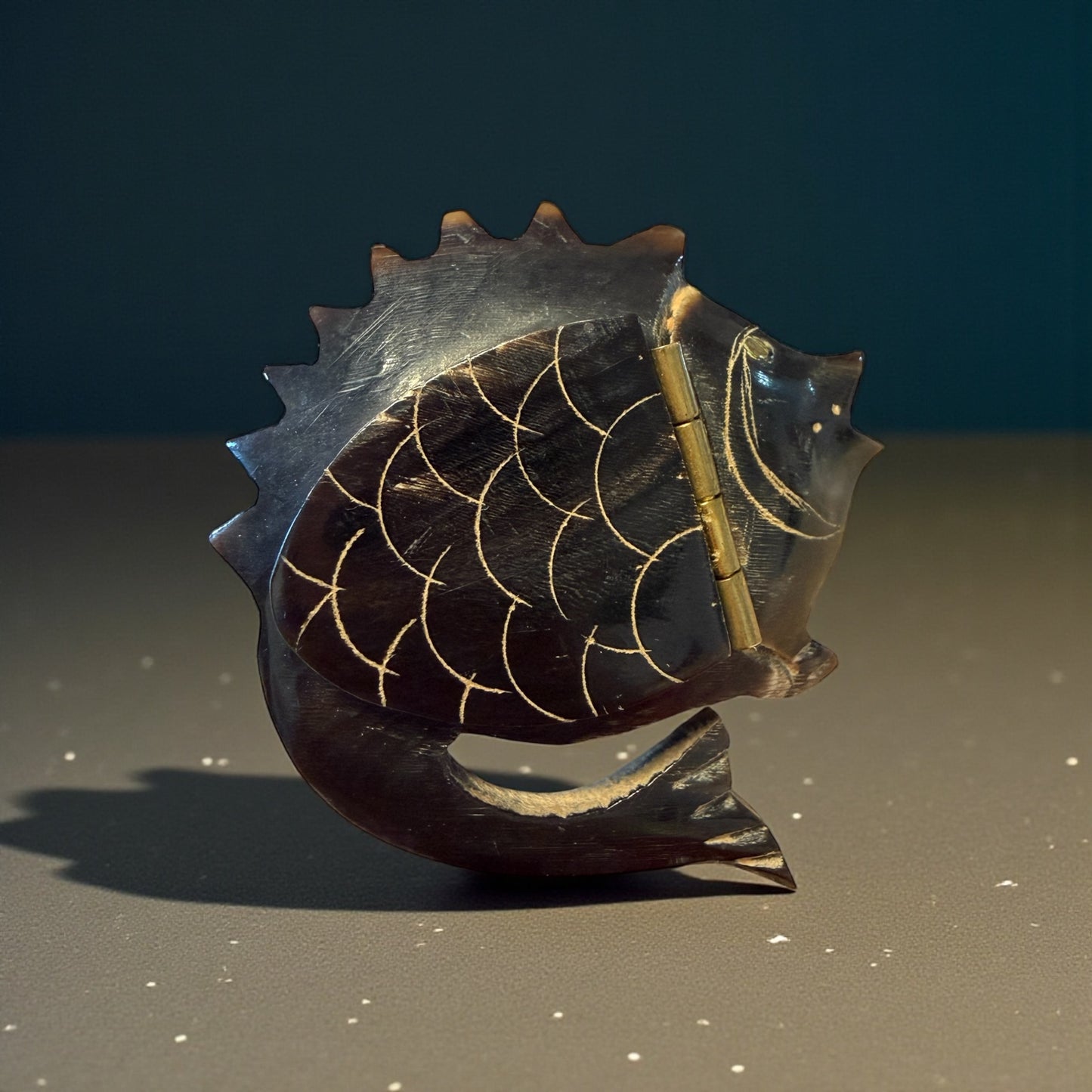 Tabacchiera in corno a guisa di pesce, creazione artigianale prima metà / metà scorso secolo