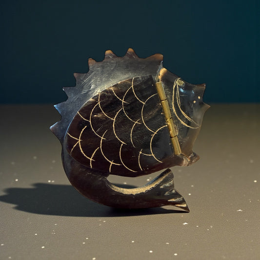 Tabacchiera in corno a guisa di pesce, creazione artigianale prima metà / metà scorso secolo