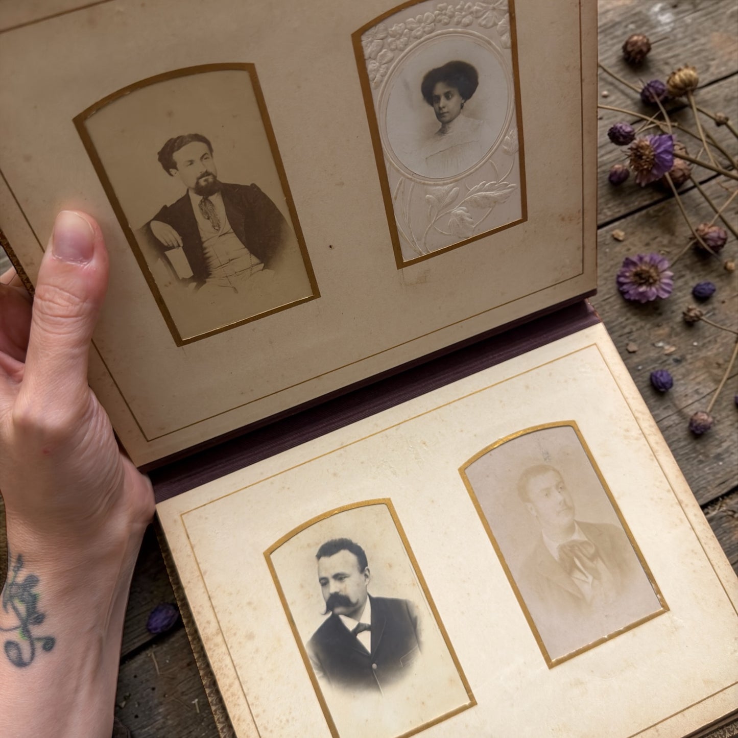 Antico album 1880-1900 completo con 28 fotografie d’epoca, dedica, data e copertine dipinte