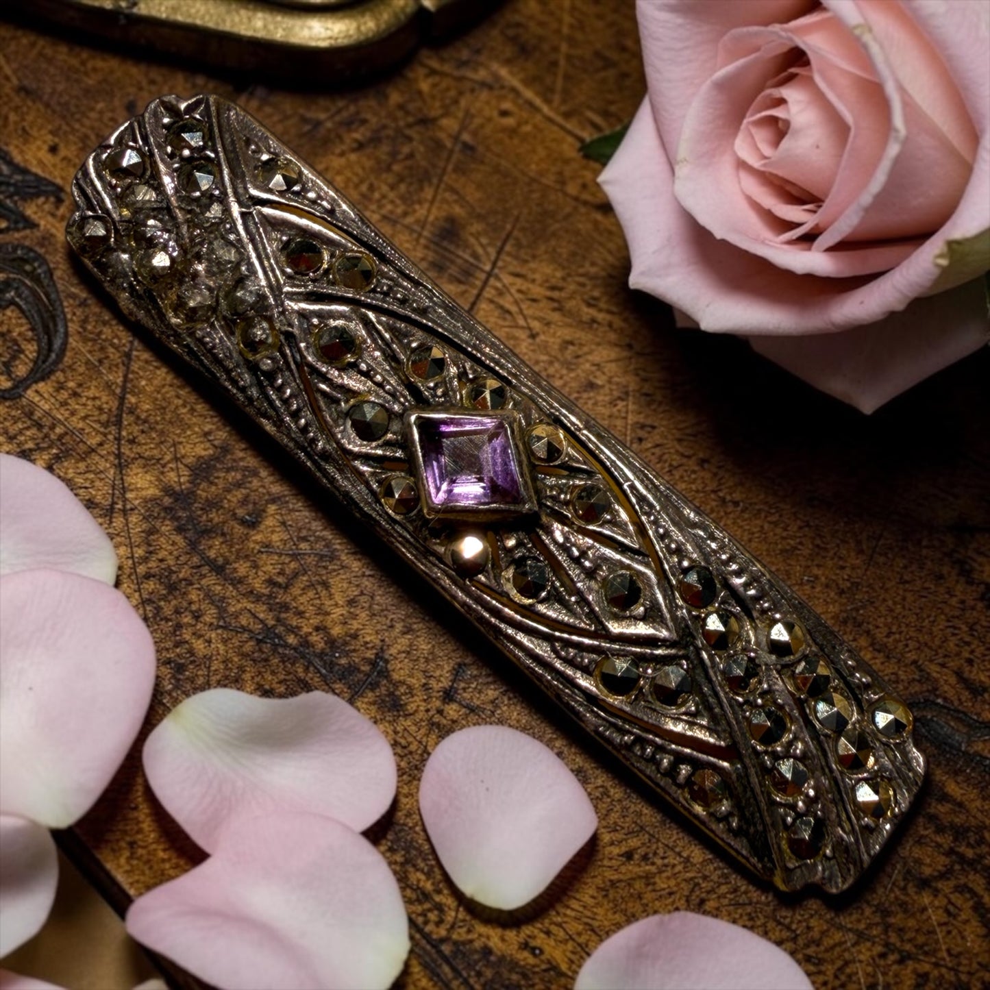 Spilla gioiello con marcasiti e vetro ametista, argento 925, anni ‘30-‘40