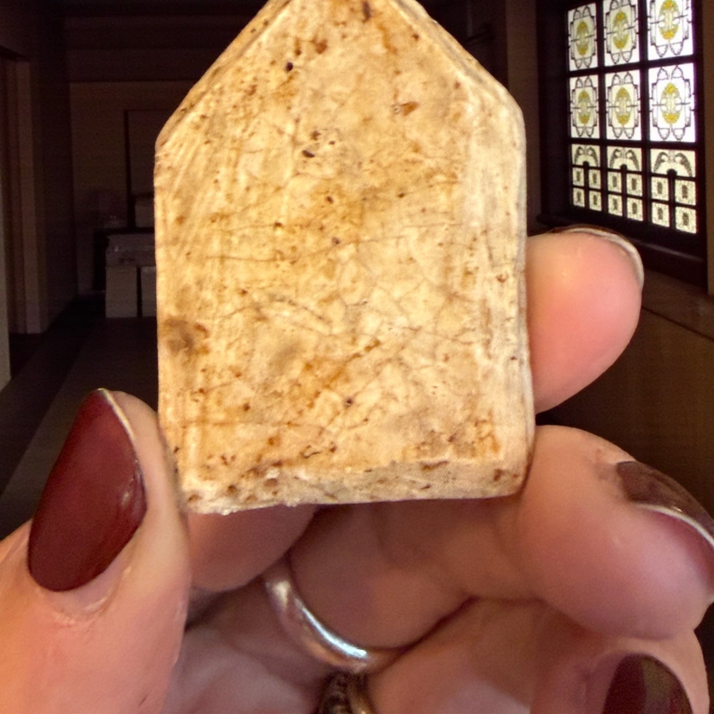 Amuleto thailandese con spirito protettore e teschio, vanitas