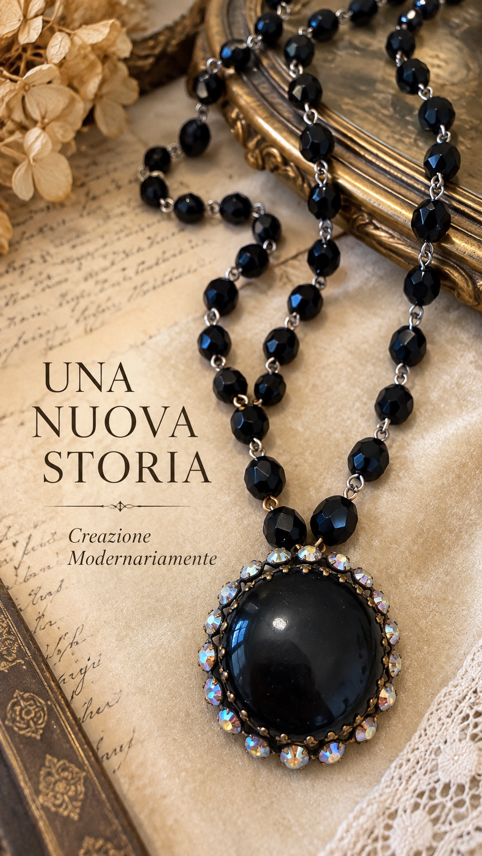 Collana total black in perle di vetro sfaccettato con pendente nero e cornice Aurora Borealis
