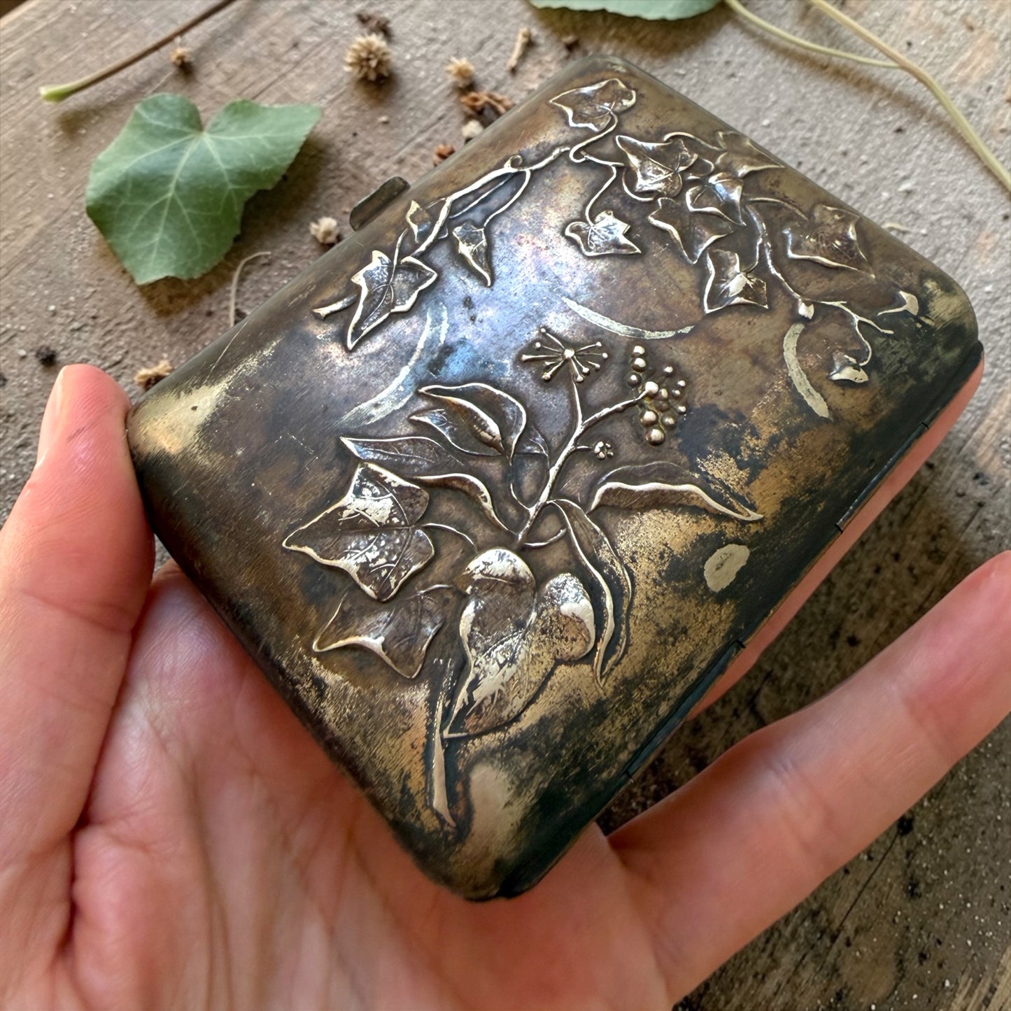 Antico portasigarette Art Nouveau a motivo d’edera con elastici originali d’epoca, fine ‘800 - primo ‘900