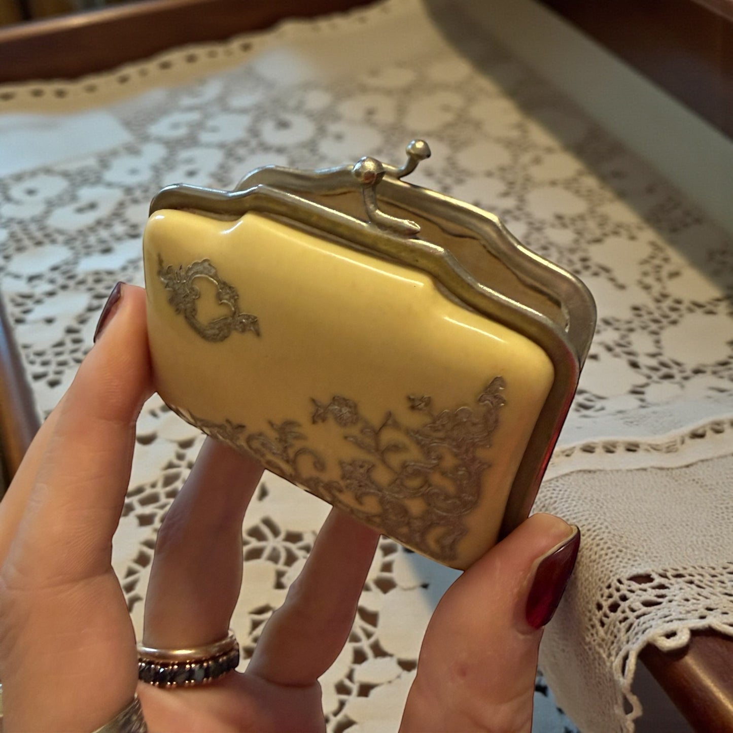 Portamonete da borsetta Liberty in bachelite con decori argentati