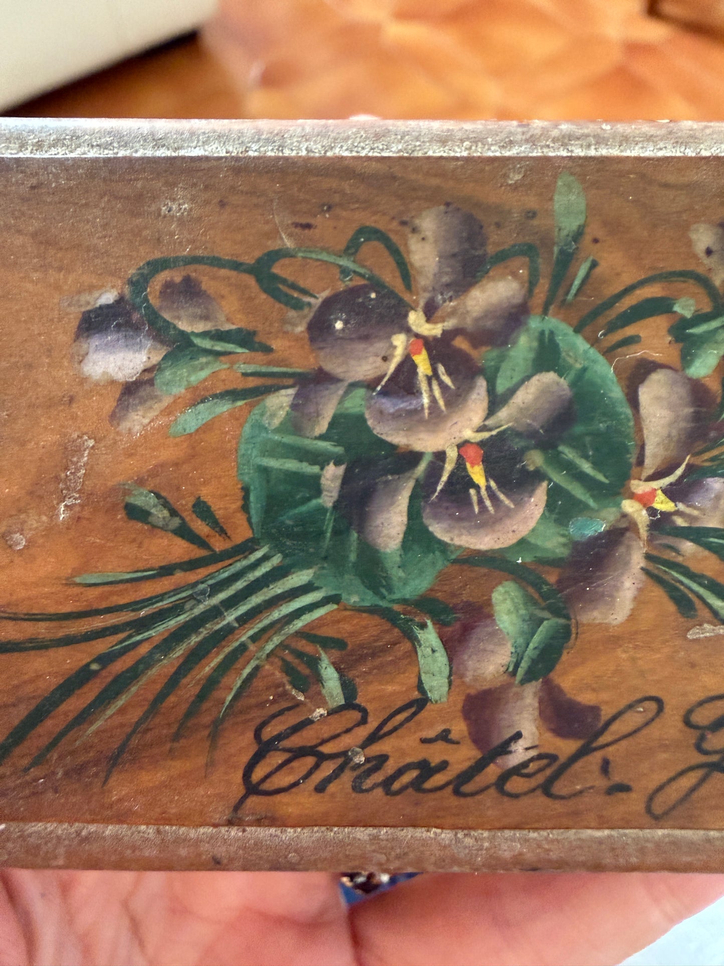 Antica scatola da scrittoio porta francobolli con bouquet di viole del pensiero e margherite