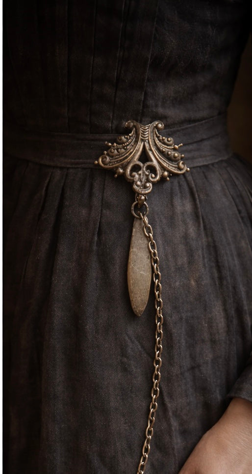 Antica chatelaine ad una catena con fermaglio neo rococò, fine ‘800 inizio ‘900