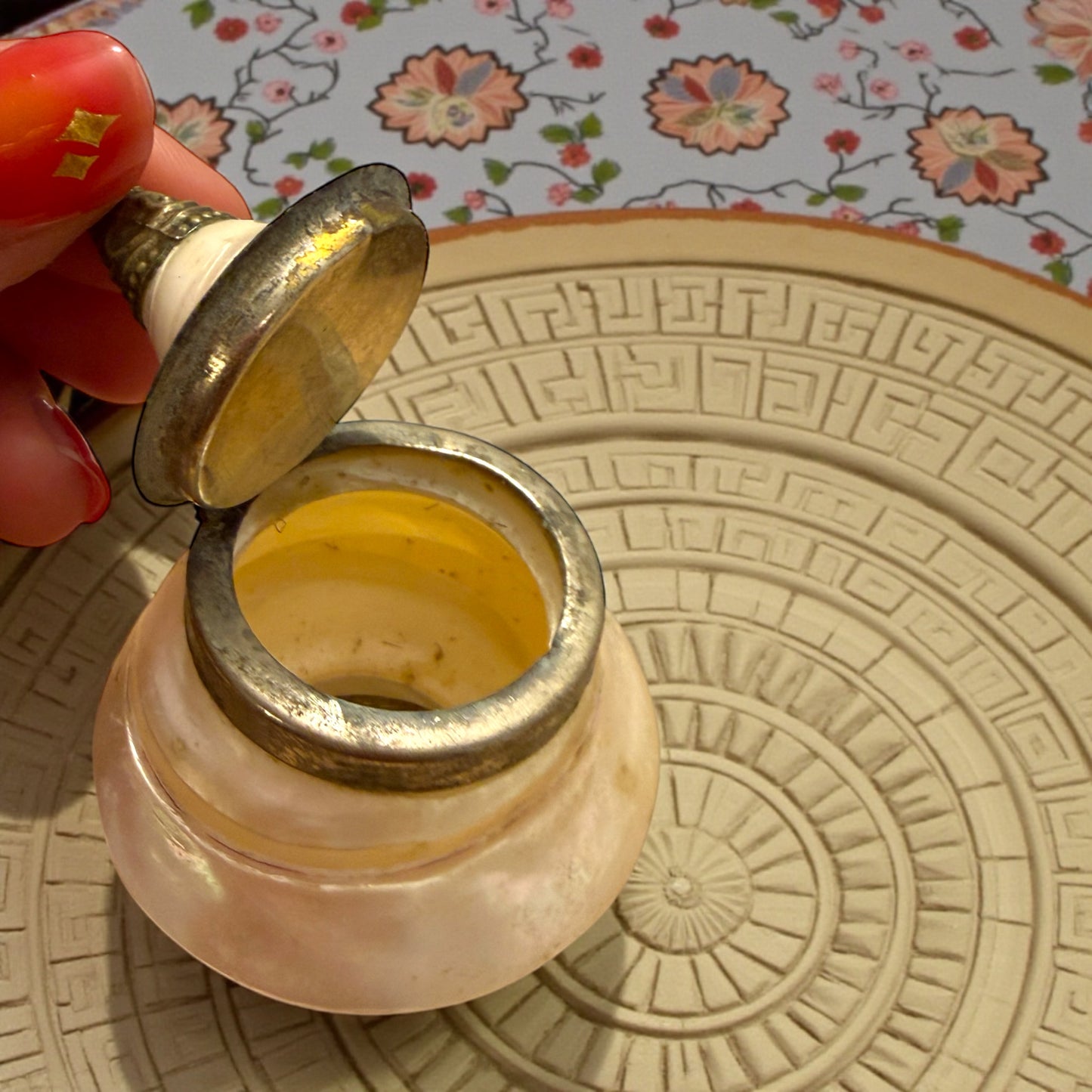 Snuff Bottle in conchiglia madreperla lavorata, India-Nepal metà ‘900