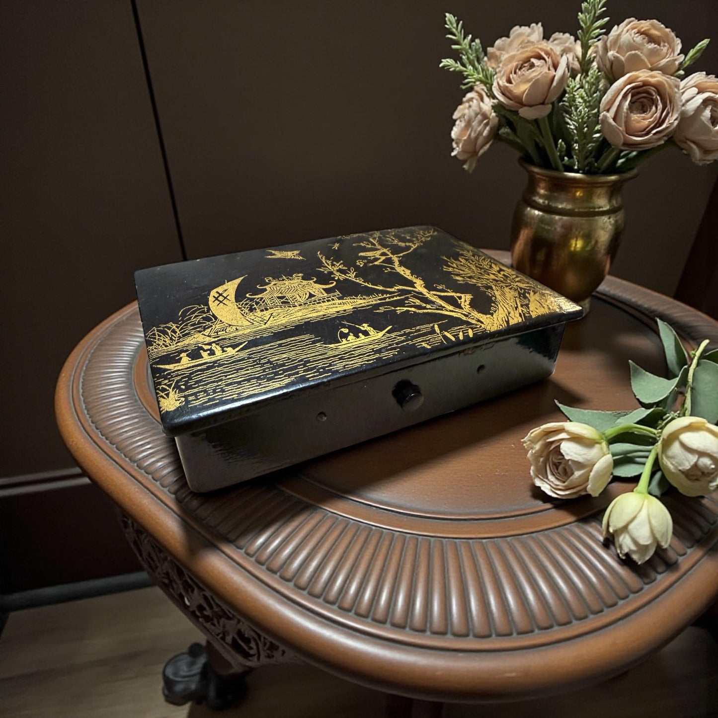 Cofanetto laccato nero orientale in papier mâché con paesaggio dorato
