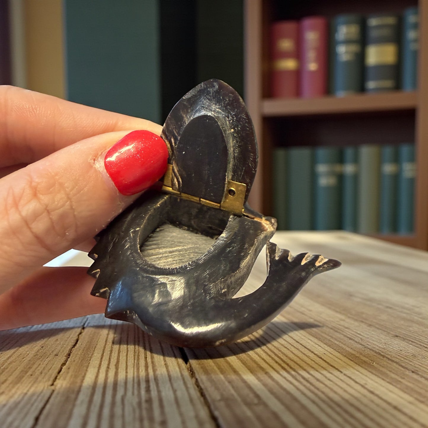 Tabacchiera in corno a guisa di pesce, creazione artigianale prima metà / metà scorso secolo