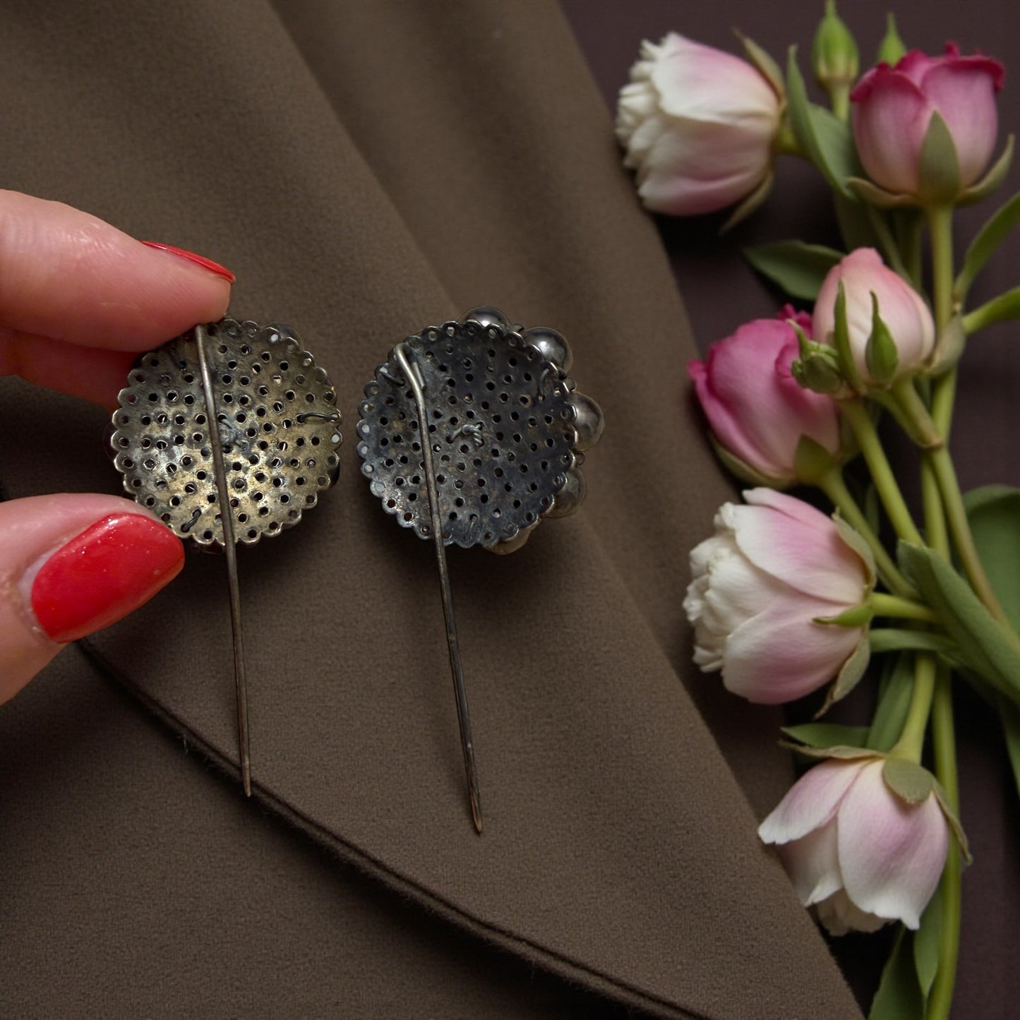 Coppia di gioielli da cappotto a spillo con asta in argento, fine ‘800 - primo ‘900