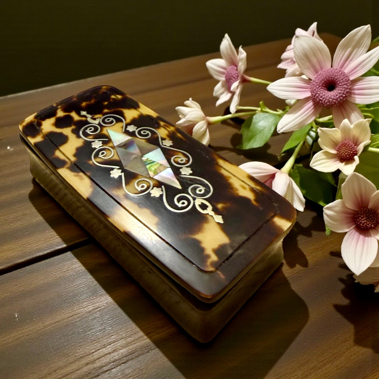 Tabacchiera antica da tasca in corno e finta tartaruga con intarsi in madreperla