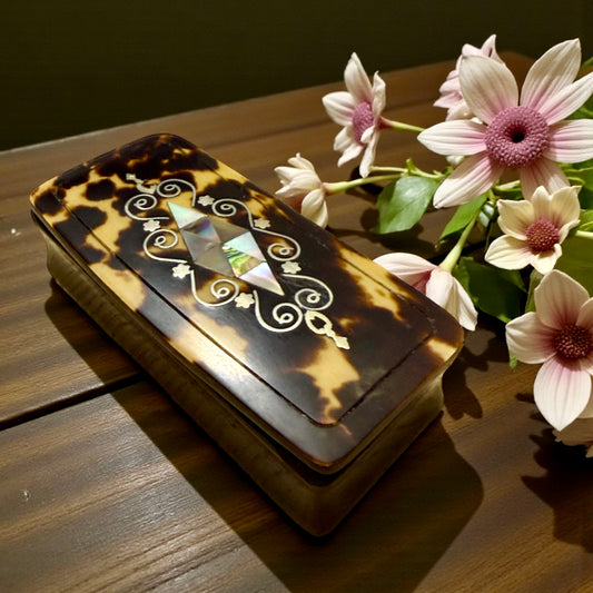 Tabacchiera antica da tasca in corno e finta tartaruga con intarsi in madreperla