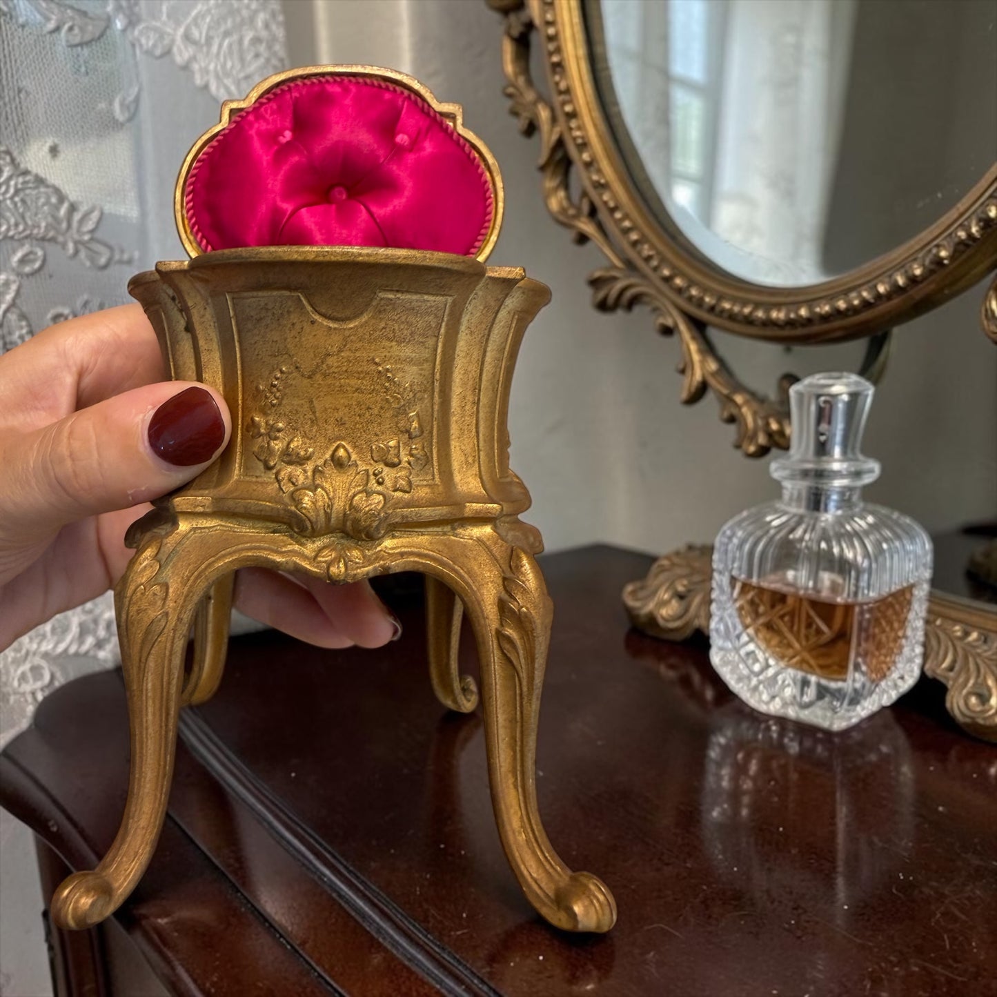 Scrigno porta gioielli francese a guisa di mobile da boudoir con interno in raso di seta