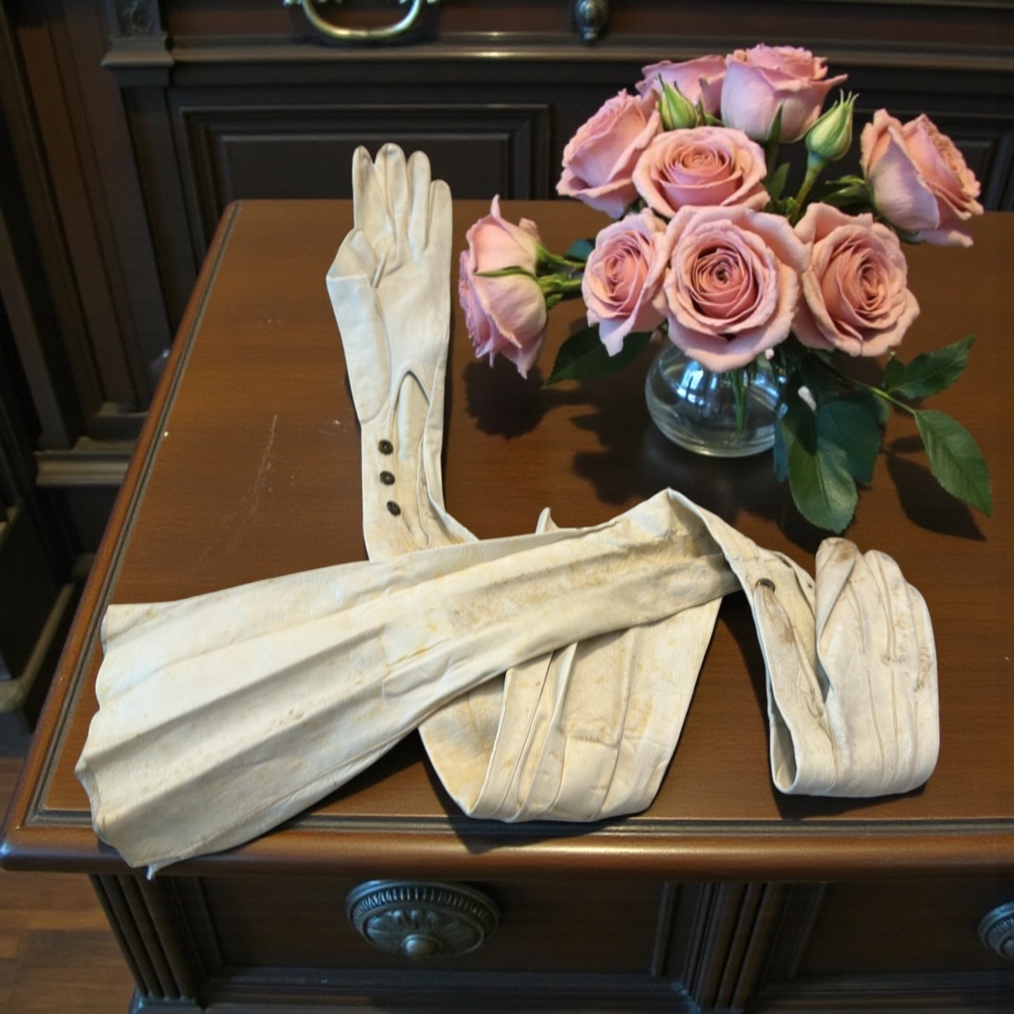 Guanti da sera in pelle sopra gomito mai usati in confezione originale fine ‘800 con cartellino