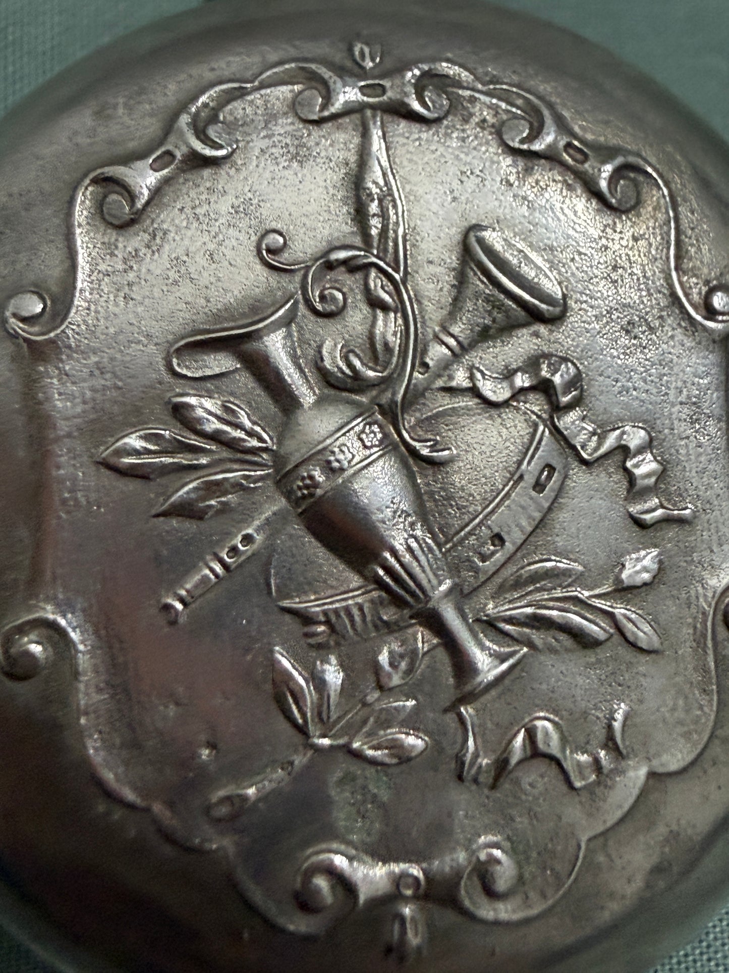 Stupendo porta cipria e specchi pendente da Chatelaine con incisione Lucile, ca 1920