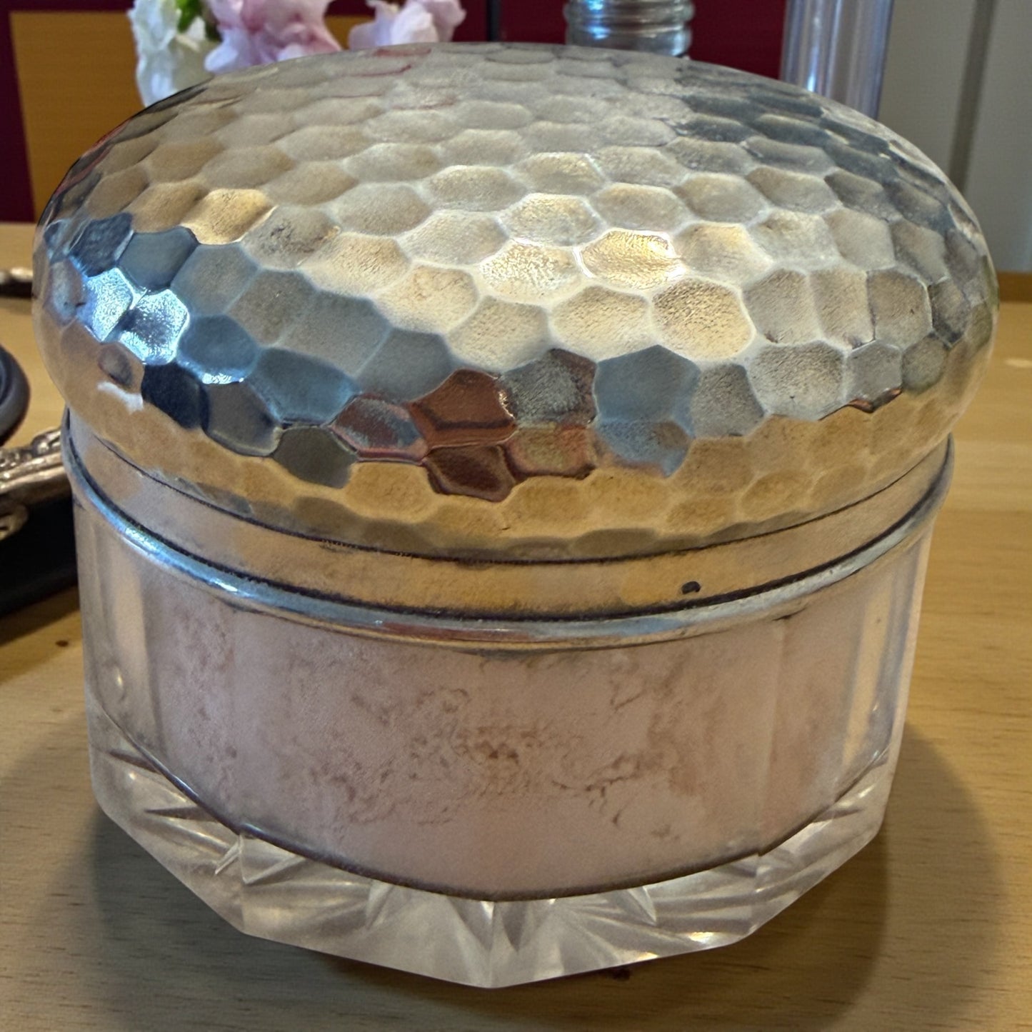 Antico portacipria in cristallo molato e argento pieno francese, completo di cipria e piumino