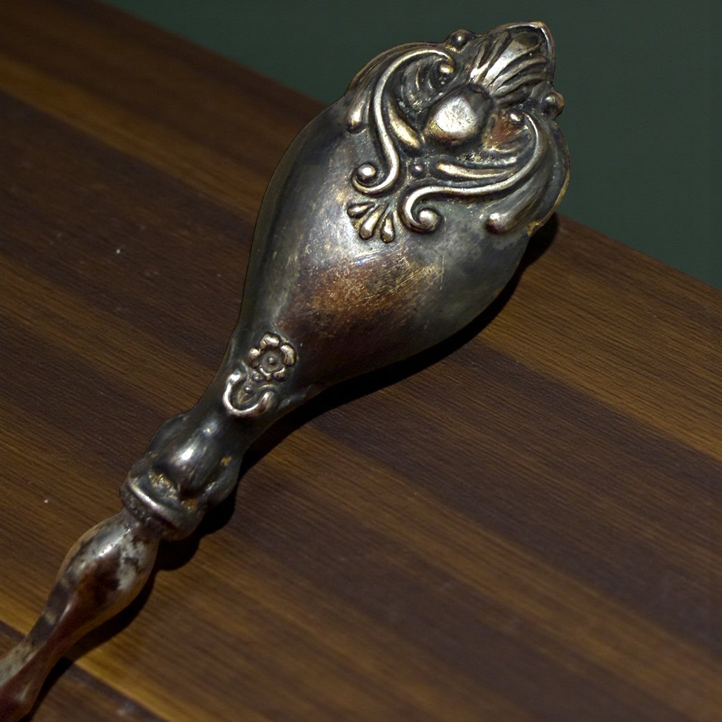 Antico punteruolo da ricamo in argento decorato, fine ‘800