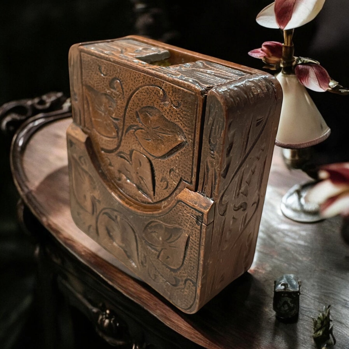 Astuccio o espositore per orologio a cipolla, primo ‘900, legno intagliato art Nouveau