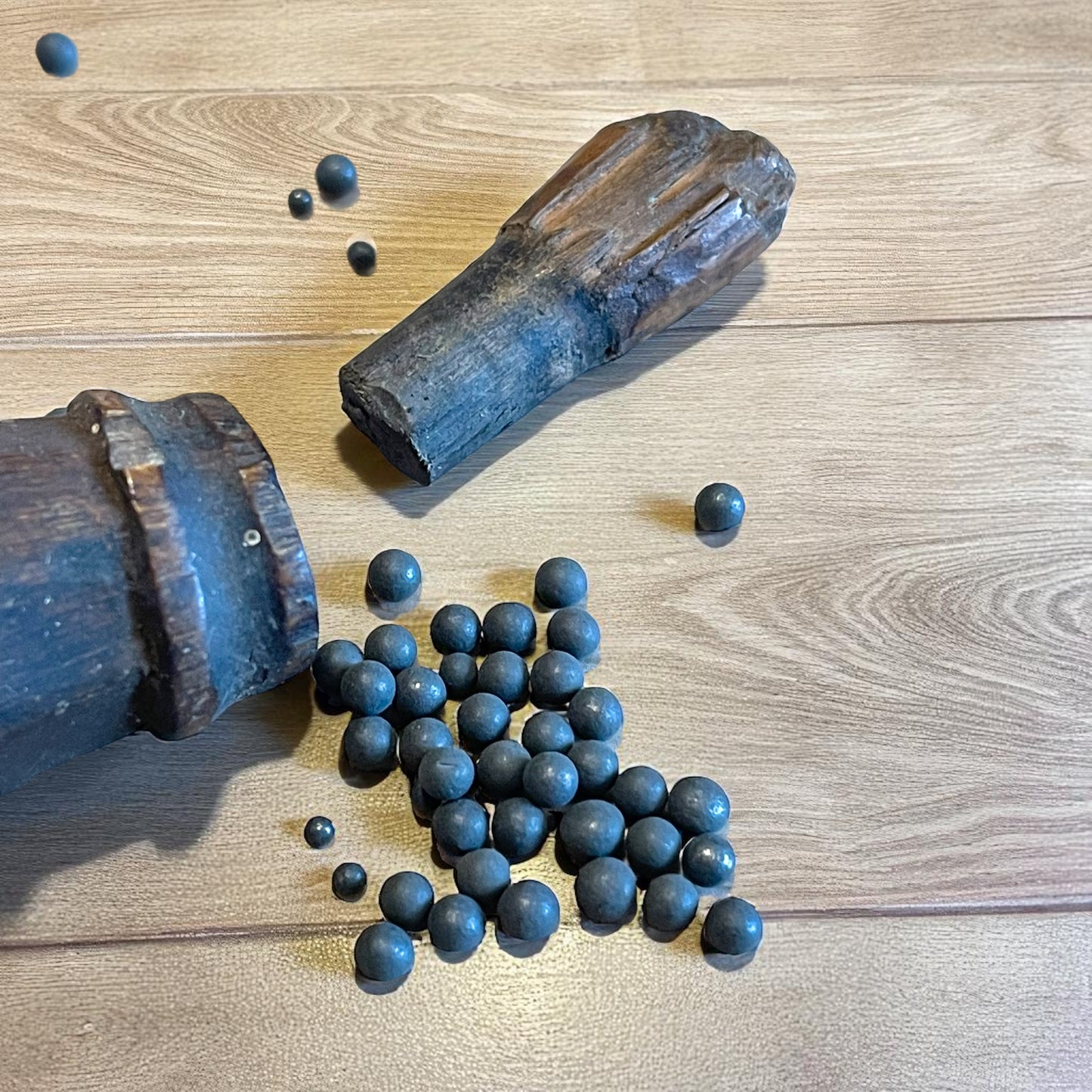 Antica fiaschetta da caccia in corno con pallini d’epoca, fine ‘800