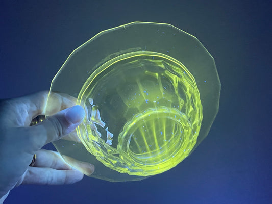 Ciotola porta burro con bordo cesellato, vetro al manganese, primo ‘900