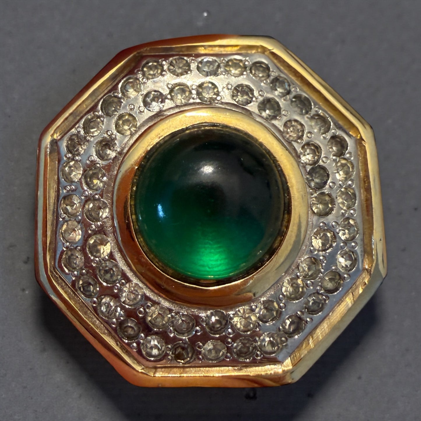 Spilla anni 70 con cabochon Verde e cornice di Swarovski miele, trasparenti e fumé