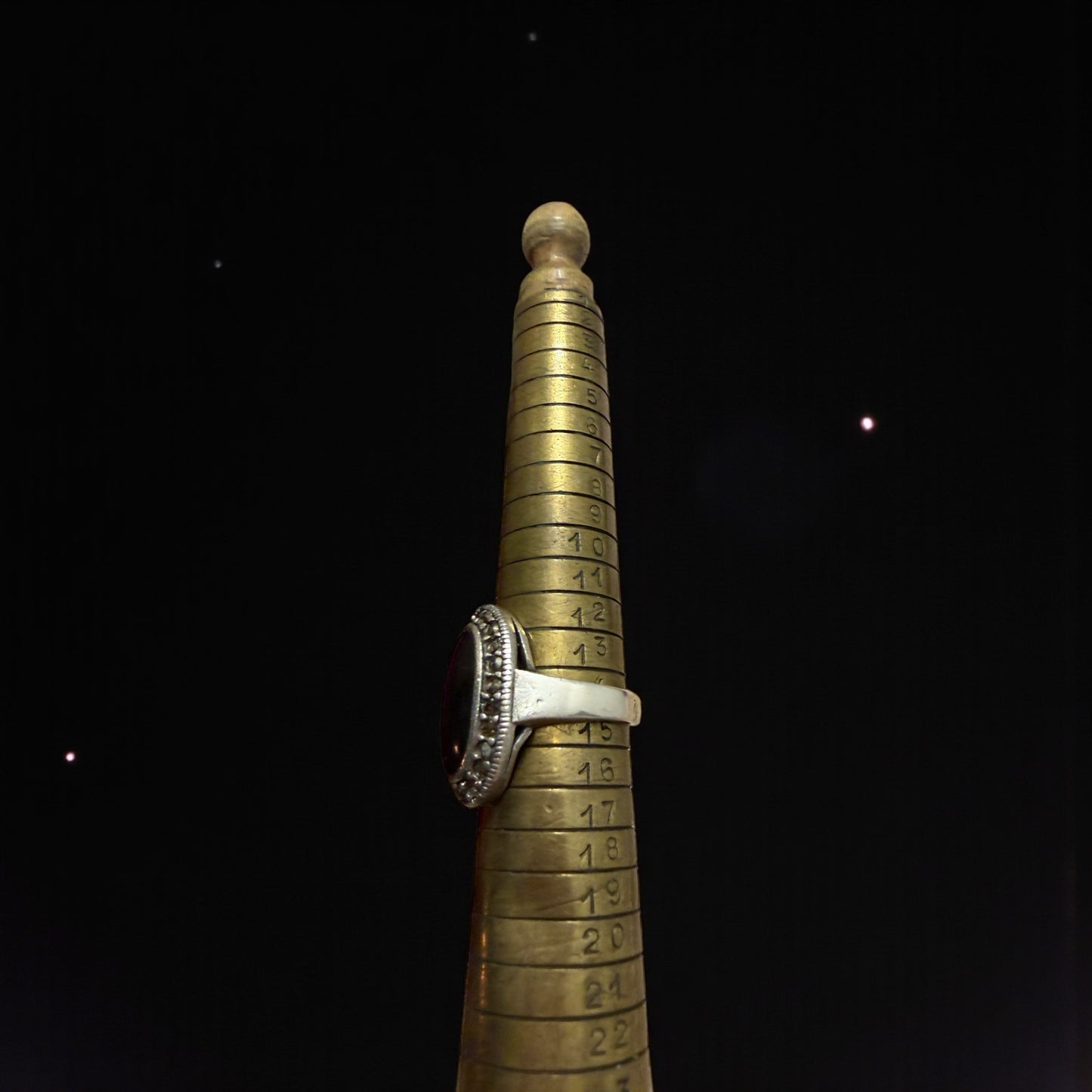 Anello in argento con jet e marcasiti