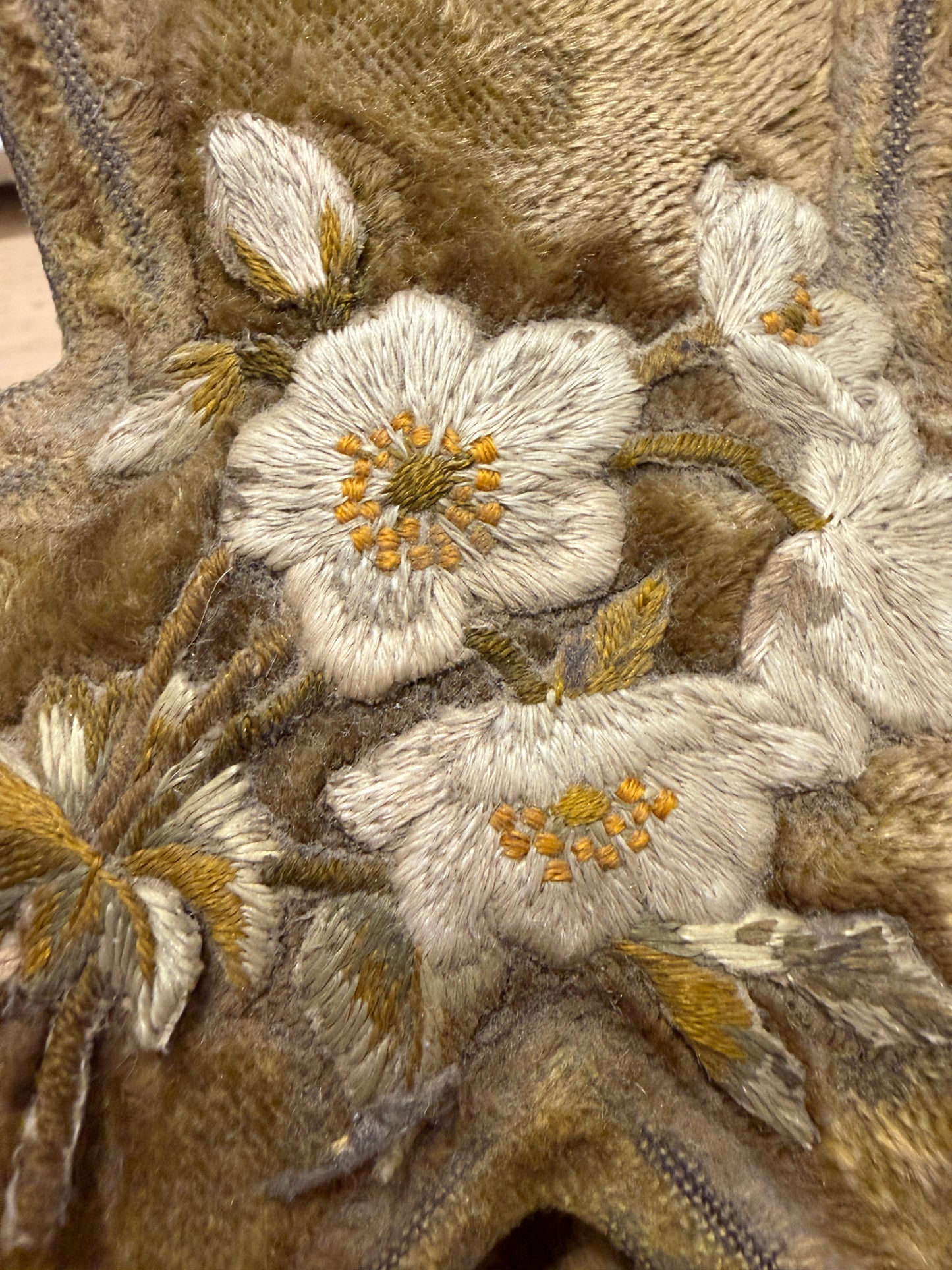 Cofanetto da cucito in vellutino a guisa di trifoglio, interno in seta con strumenti, guanti, fotografia antica. 1900.