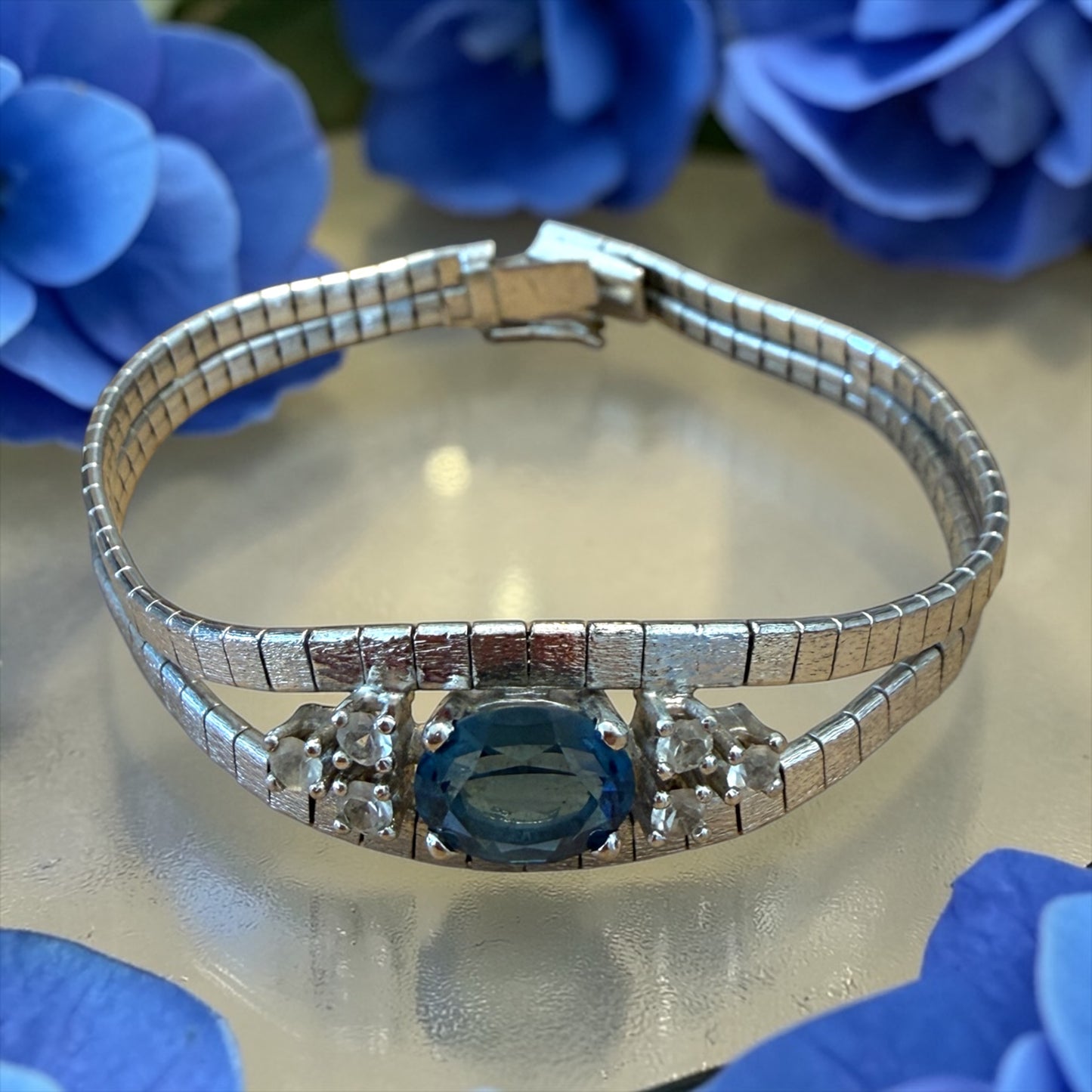 Bracciale argento anni ‘60 maglia semi rigidida con centrale azzurro profondo e zirconi