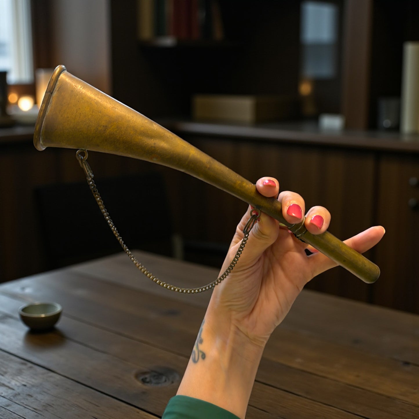 Antico corno richiamo da caccia in ottone con ancia interna, prima metà ‘900