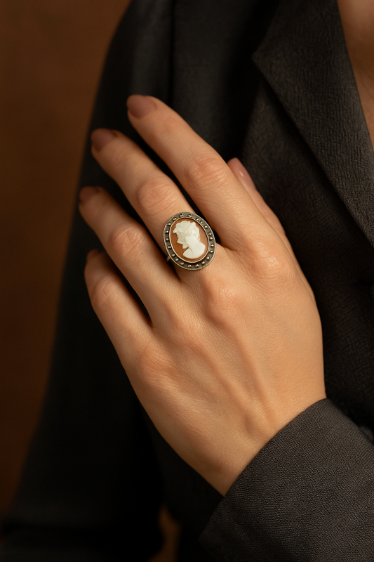 Anello anni ‘40 con cameo conchiglia, argento 800 e marcasiti