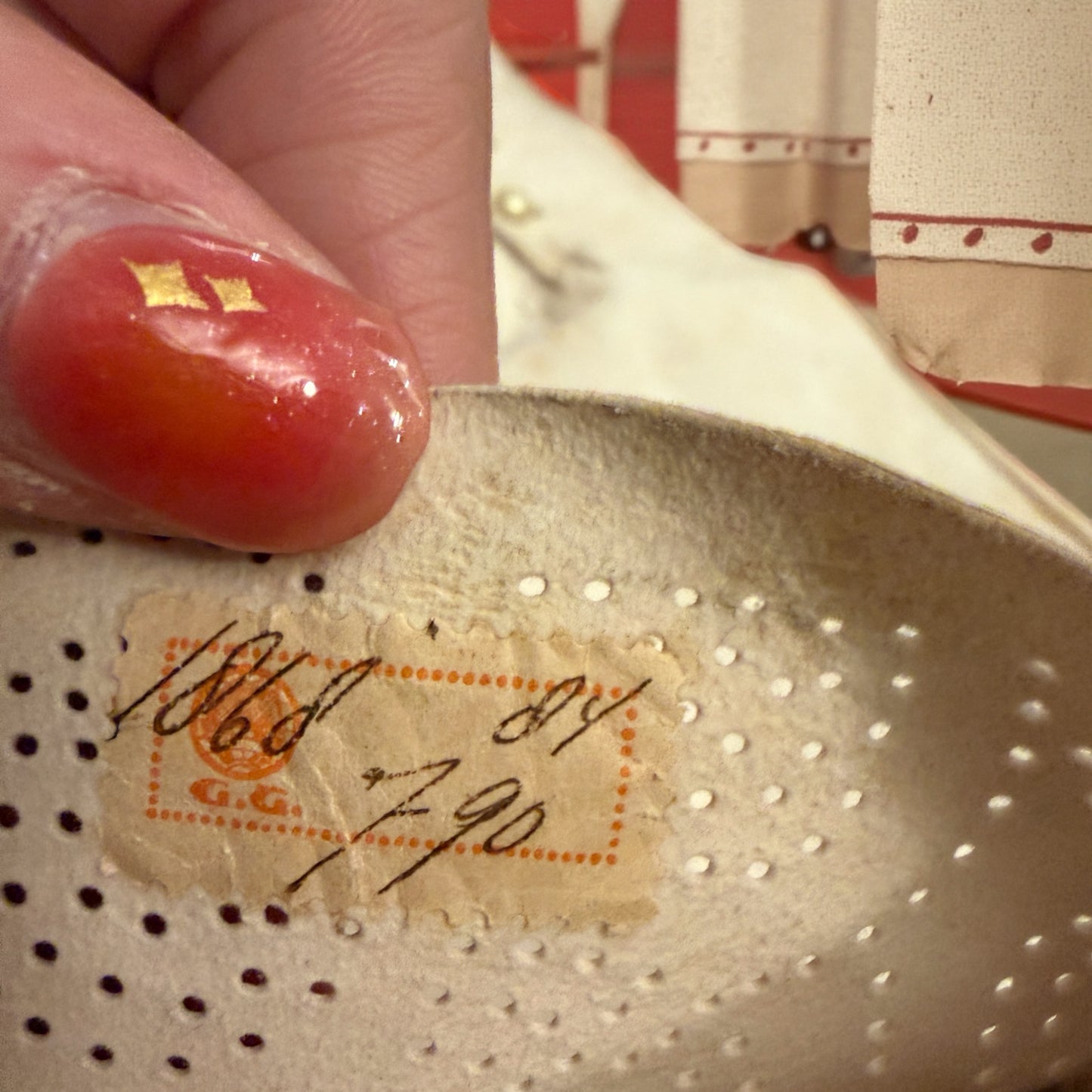 Antichi guanti al gomito in pelle traforata con bottoniera perle, anni ‘40 completi di originale busta Beckering