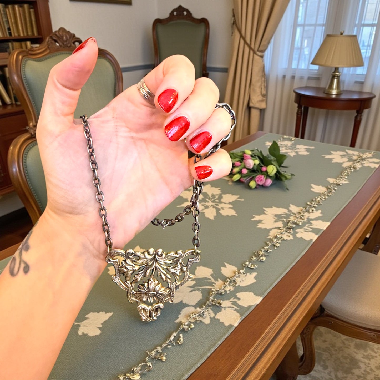 Collier con pendente floreale a giorno Liberty revival, ca anni ‘60 bagno in argento basso titolo