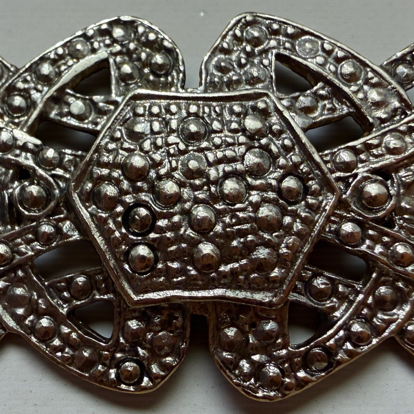 Spilla in stile cut steel anni ‘50 revival art déco