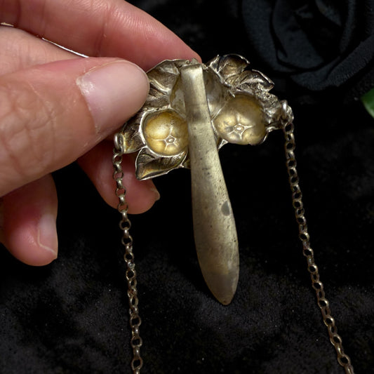 Antica chatelaine in argento da sarta, pezzo molto raro con porta aghi a guisa di liuto, fine ‘800 - primo ‘900