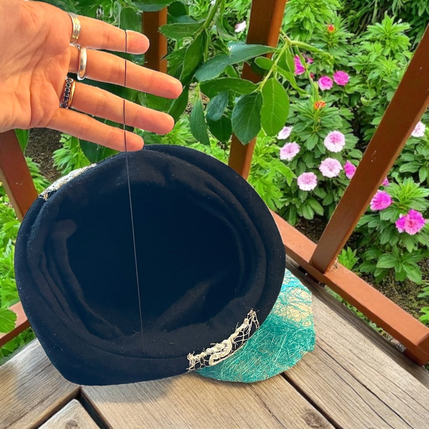 Cappellino cocktail anni ‘40 rivisitato da stilista