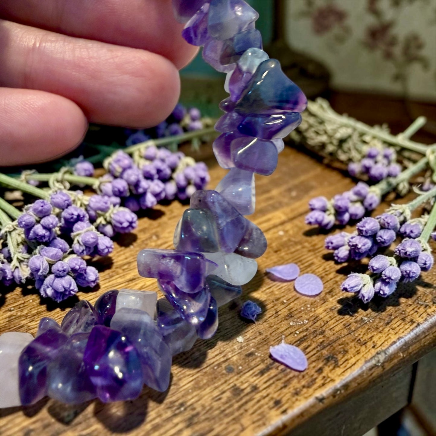 Bracciale con chips di ametista grezza e chiusura gioiello in argento