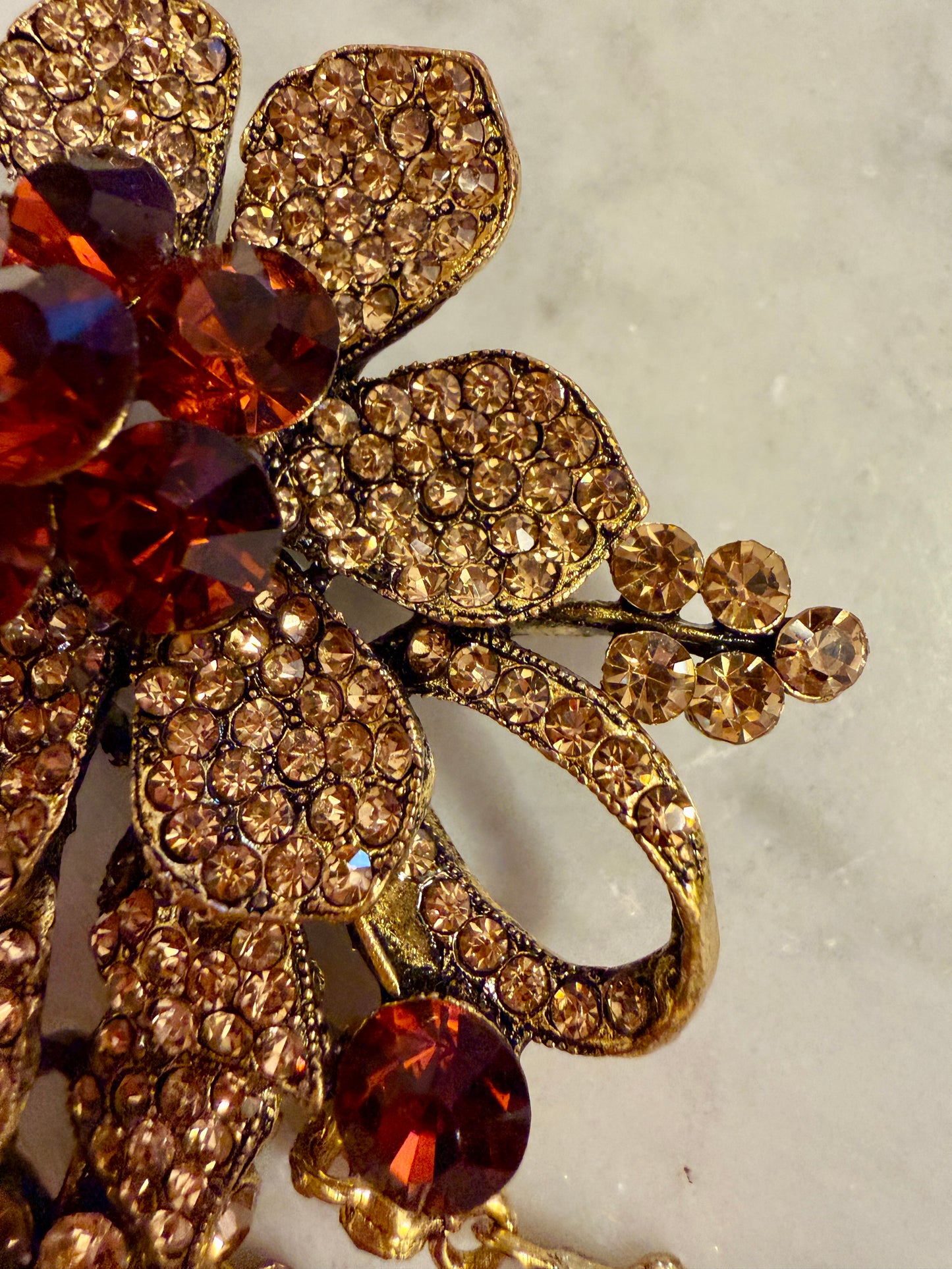 Spilla dangle crystals floreale color champagne, 80s - 90s