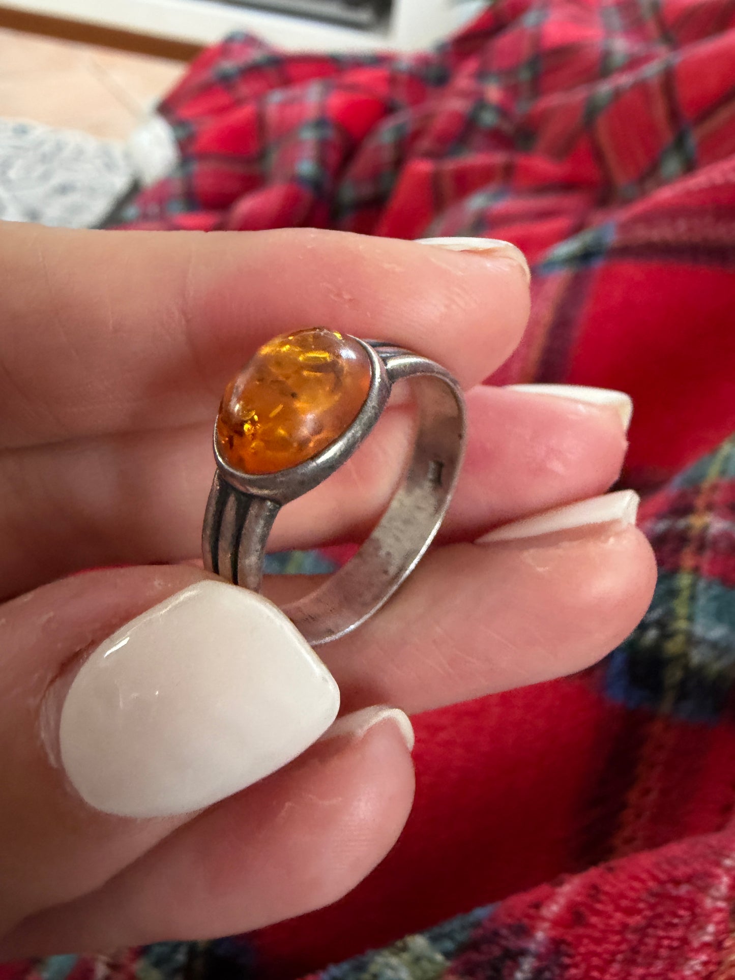 Anello in argento ed ambra baltica, ca anni 70-80