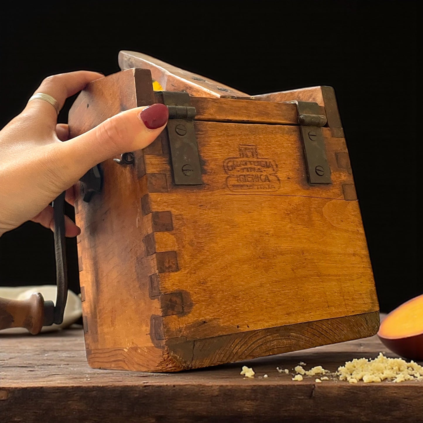 Antica grattugia “igienica brevettata italiana Tina” a manovella, ca anni ‘20 - ‘30