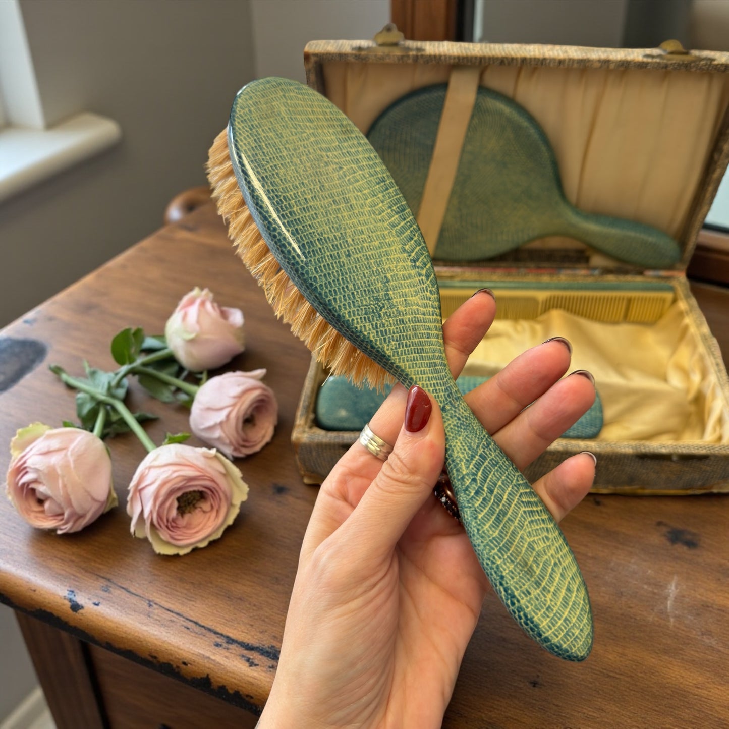 Set da toeletta in valigetta, finta pelle turchese, manifattura inglese “Sembla” fine anni ‘40