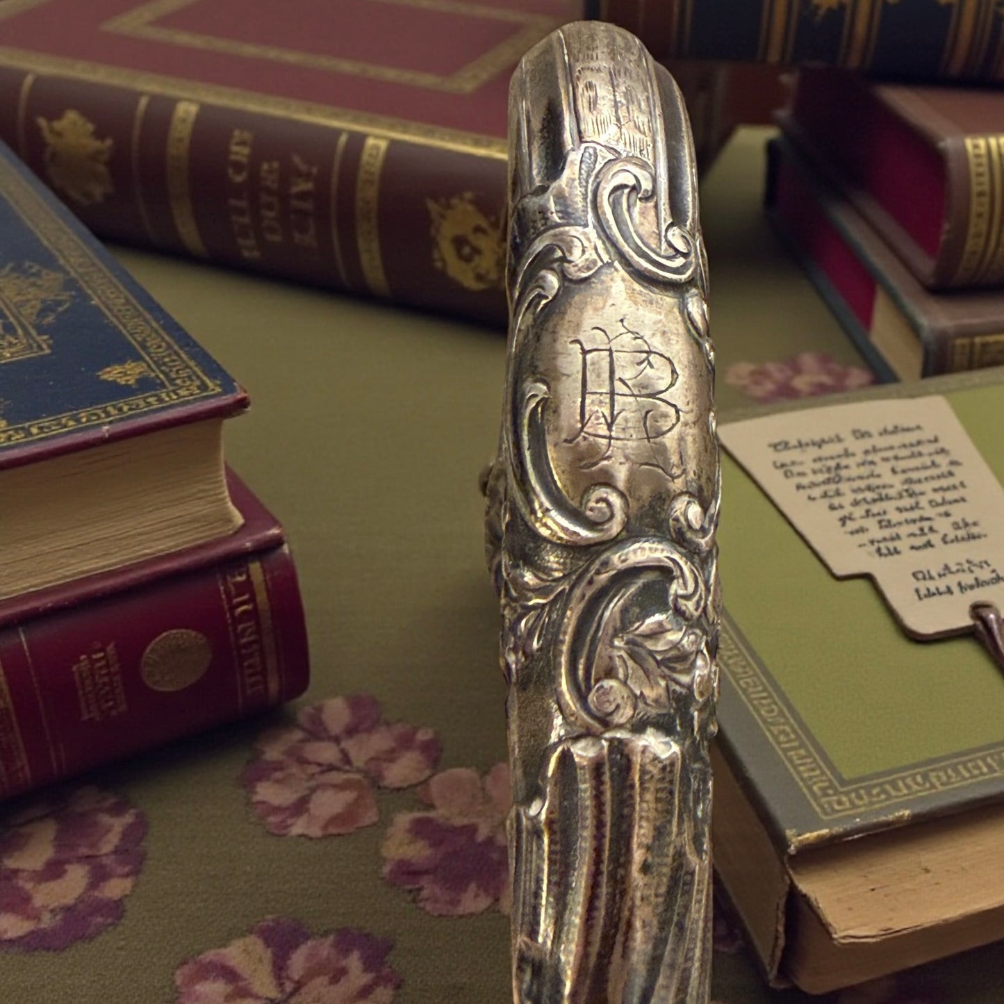 Antica impugnatura in argento per ombrello, fine ‘800 riccamente cesellata con monogramma