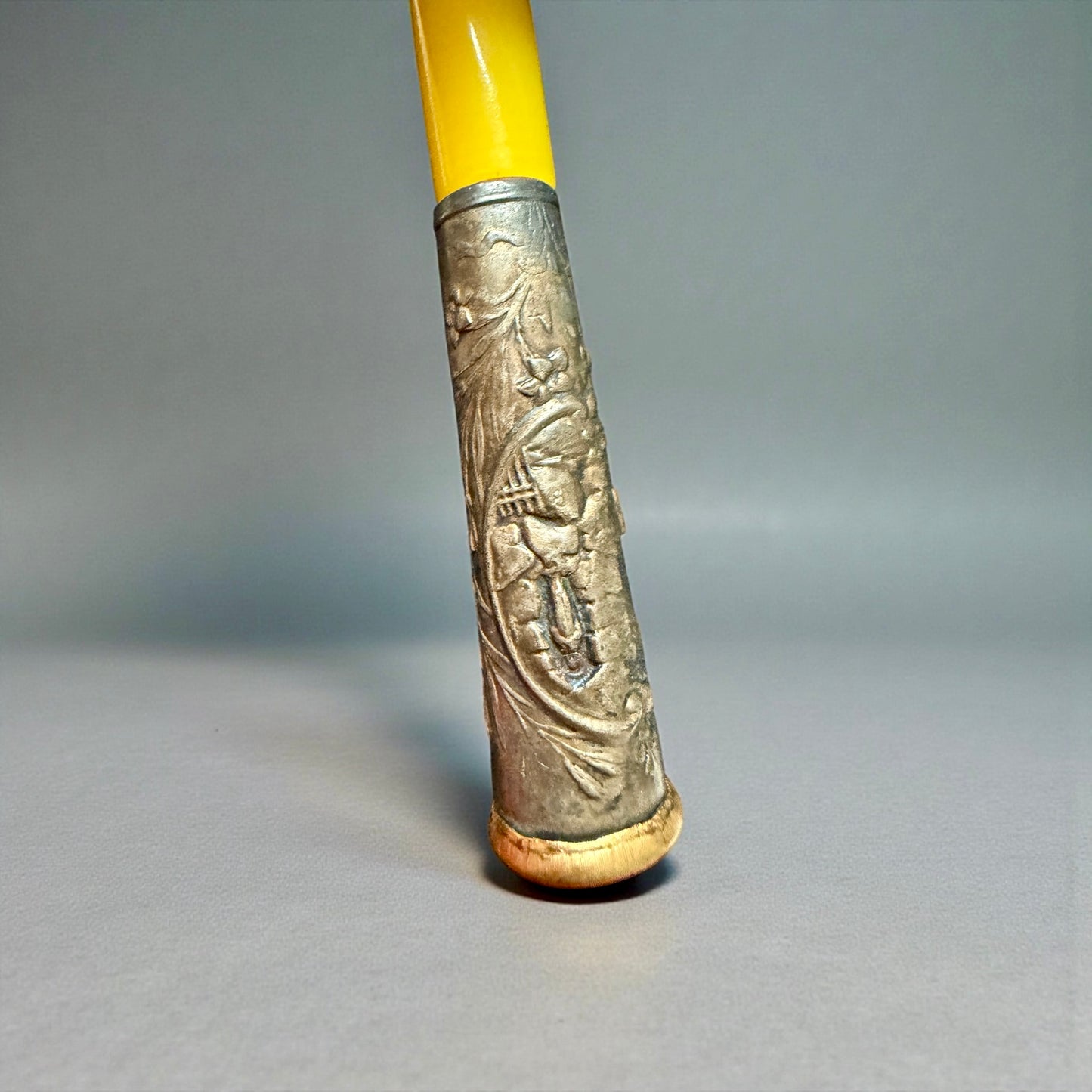 Bocchino antico gioiello con argento a sbalzo e scena apparizione Lourdes