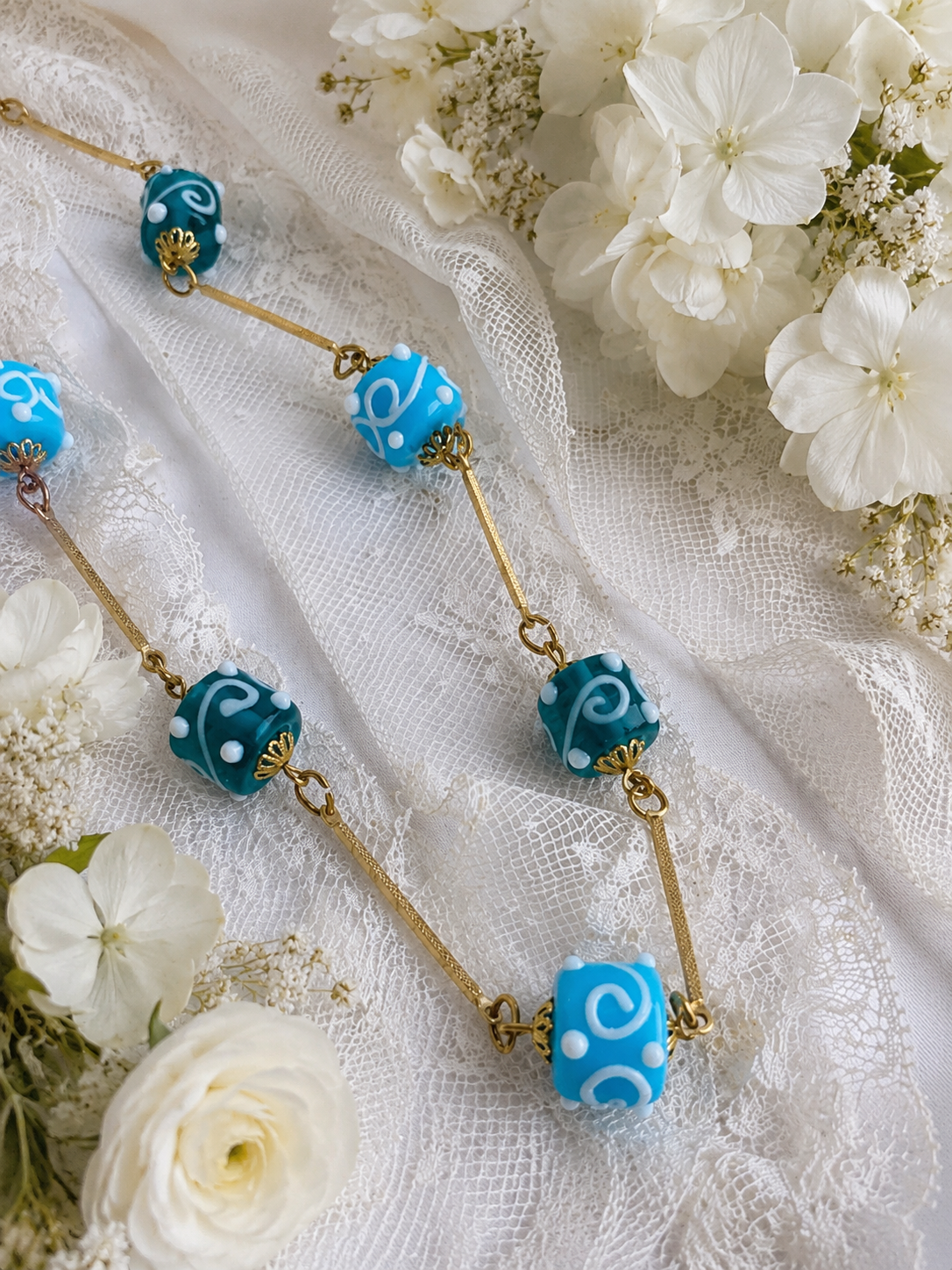 Collana con perle lavorate a lume in vetro veneziano (lampwork) nuova da campionario anni ‘70
