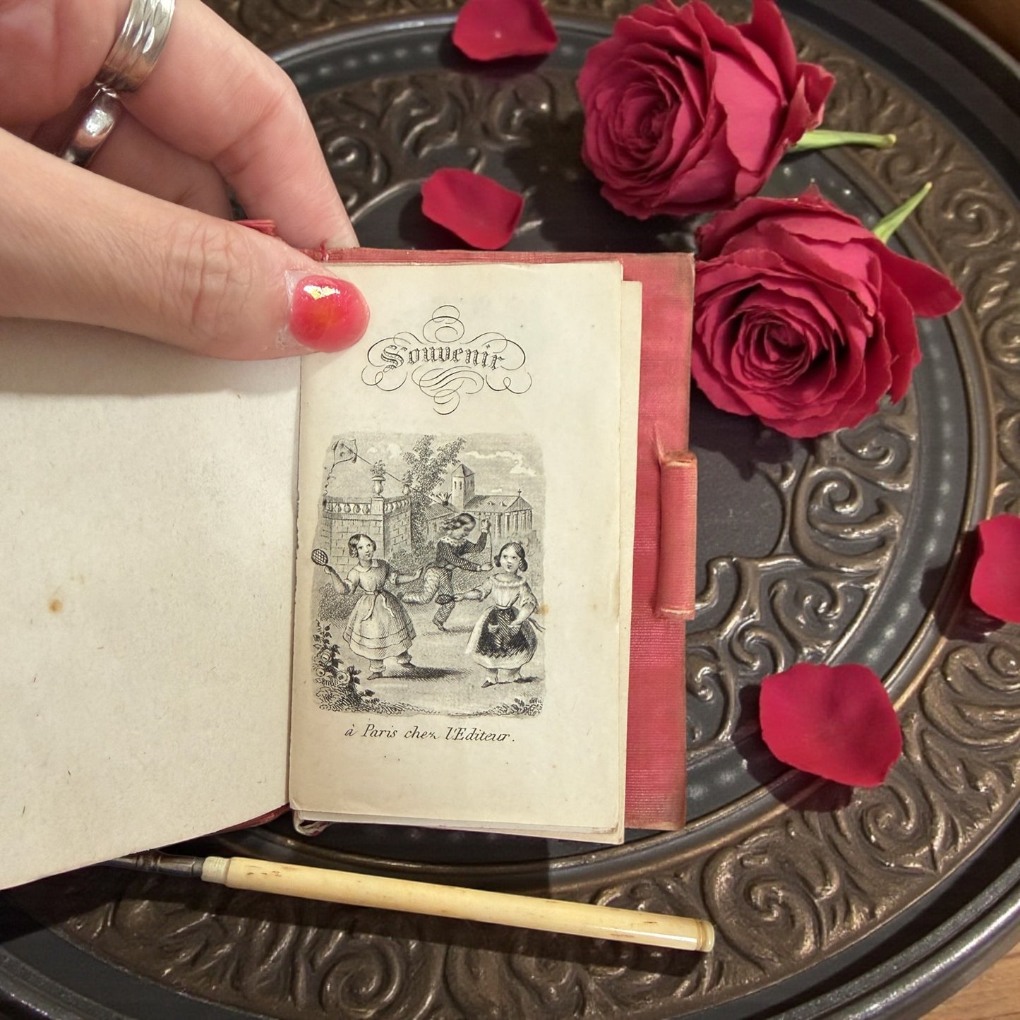 Carnet de bal 1890-1900 in finta tartaruga con matita in osso, semanier e nota spese