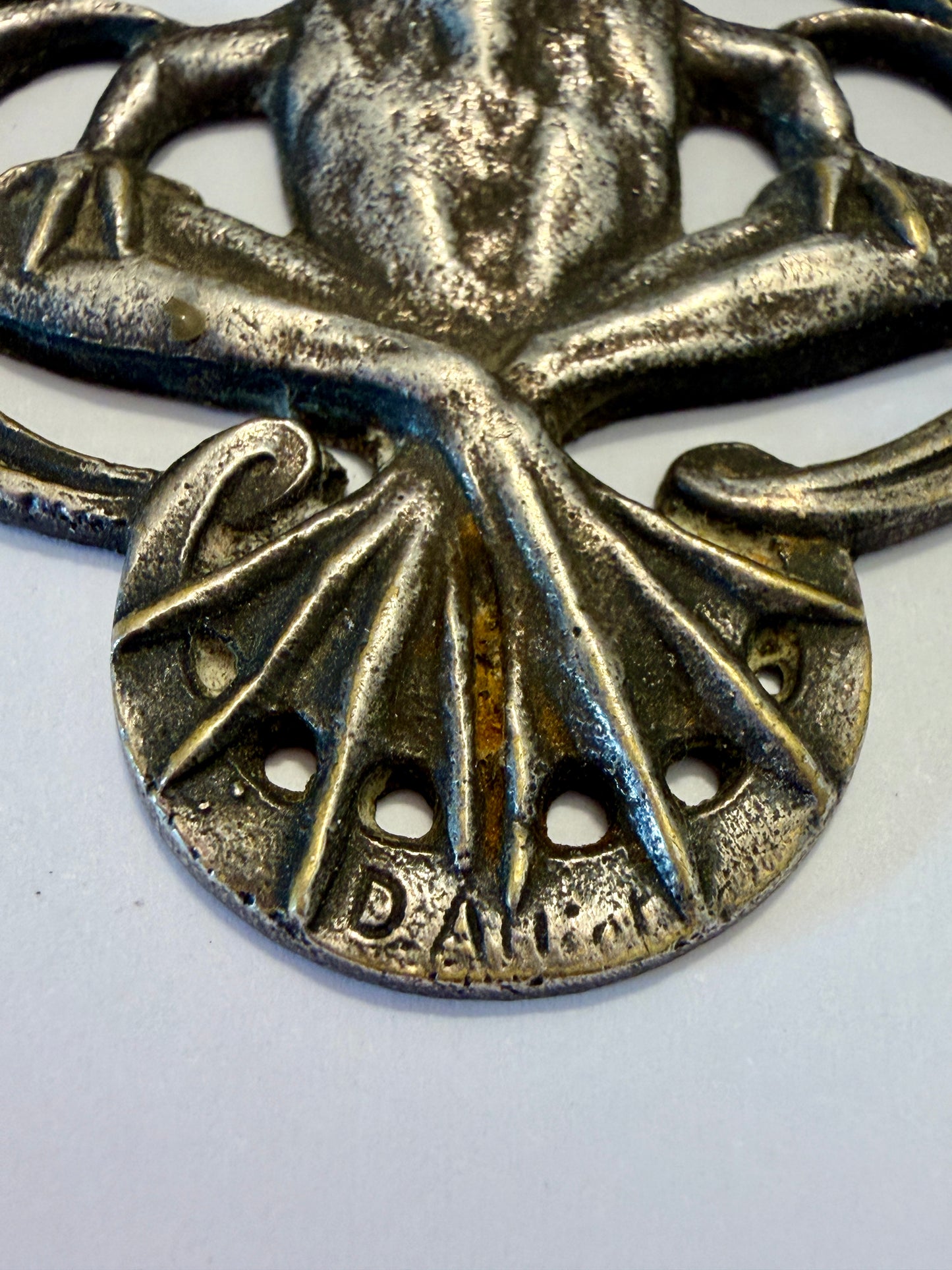 Medaglione liberty placcato argento, firmato, a guisa di rana in cornice floreale