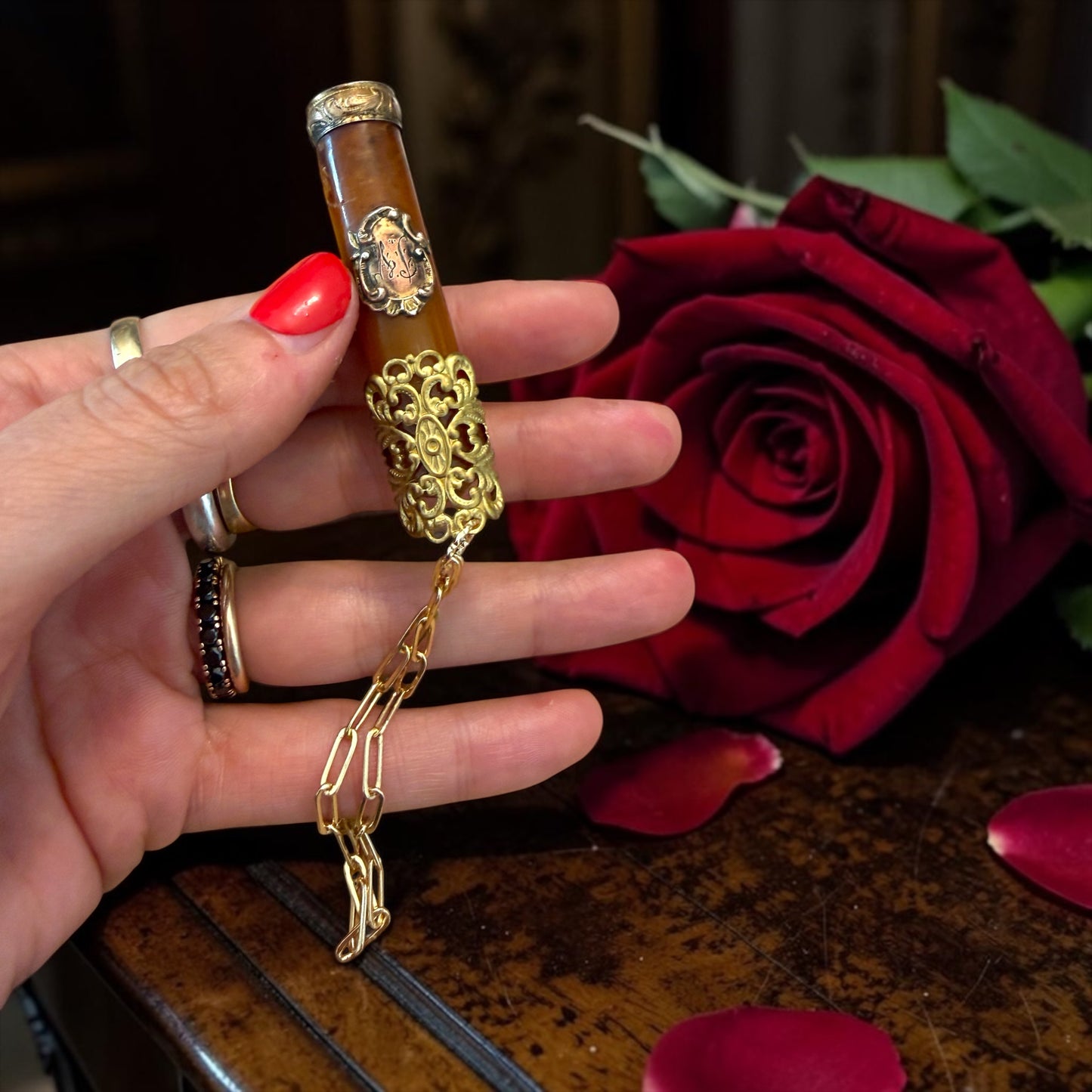 Antico bocchino da sigaretta con decorazioni e monogramma più catenella successiva