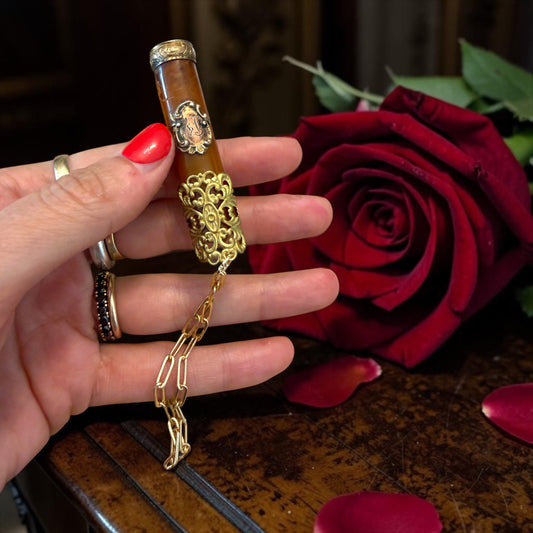Antico bocchino da sigaretta con decorazioni e monogramma più catenella successiva
