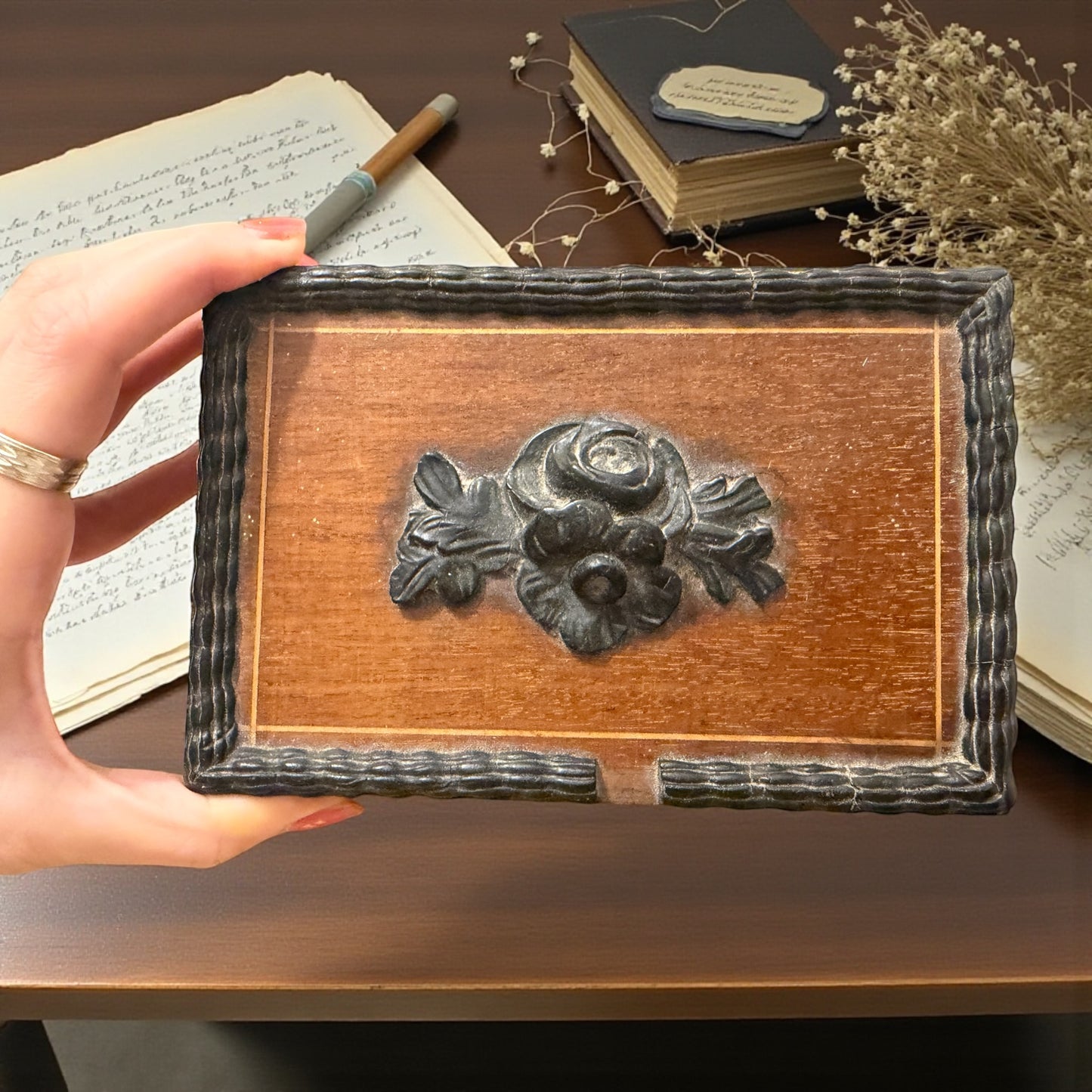 Antico scrigno da scrittoio eclettico con decorazioni floreali, ca 1890